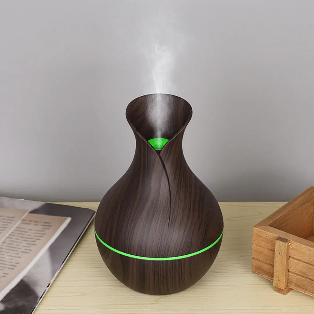 Umidificador Difusor Vaso Madeira Escura funcionando